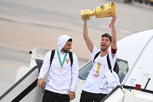 Müde, aber glücklich stiegen die VfB-Profis aus dem Flieger. - © Marijan Murat/dpa