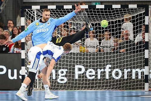 Keeper Andreas Wolff (hinten) - ein Erfolgsgarant der deutschen Handballer. - © Daniel Karmann/dpa