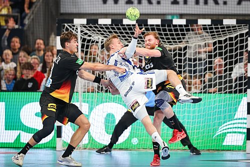 Julian Köster (l) und Tom Kiesler (r) trugen zum erfolgreichen Auftritt gegen Island bei. - © Daniel Karmann/dpa