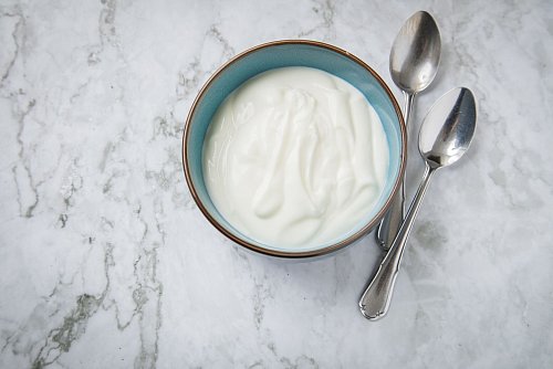 Lust auf eigenen Quark? Dafür benötigt Milch nur etwas Säure, etwa Buttermilch. Nur noch erhitzen, ausflocken lassen und über Nacht abseihen. - © Christin Klose/dpa-tmn