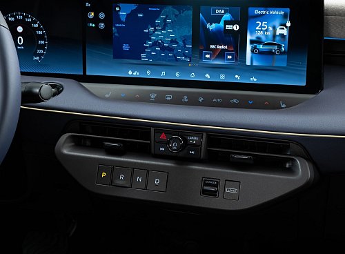 Bildschirmlandschaft und Knöpfe: Klassik und Moderne sozusagen bei der Bedienung. - © David Shepherd/Nissan/dpa-tmn