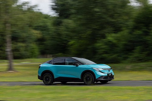 Fahren, Fahren, Fahren auf der Autobahn? Nicht nur, da hat man die freie Wahl und kommt mit einer Ladung je nach Modell bestenfalls bis zu über 600 Kilometer weit. - © Guillem Hernandez/Nissan/dpa-tmn