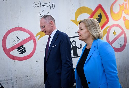 Vor ihrem Flug nach Syrien waren die geschäftsführende Bundesinnenministerin, Nancy Faeser (SPD) und ihr österreichischer Amtskollege, Gerhard Karner, zu Gesprächen in Jordanien. - © Bernd von Jutrczenka/dpa