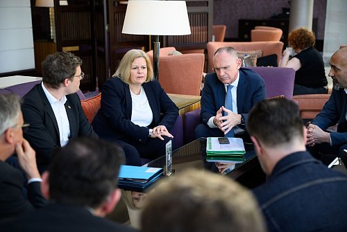 Nancy Faeser (SPD), geschäftsführende Bundesministerin für Inneres und Heimat, und Gerhard Karner (ÖVP), Innenminister von Österreich, informieren in einem Hotel in Amman die Mitglieder ihrer Delegationen über den Abbruch ihrer Reise nach Damaskus. - © Bernd von Jutrczenka/dpa