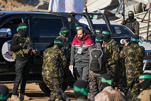 Unter den freigelassenen war auch der Familienvater Jarden Bibas. (Archivbild) - © Abdel Kareem Hana/AP/dpa
