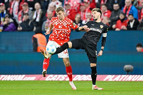Der Mainzer Nelson Weiper (l) beendete gegen den VfB Stuttgart eine lange andauernde persönliche Durststrecke. - © Uwe Anspach/dpa