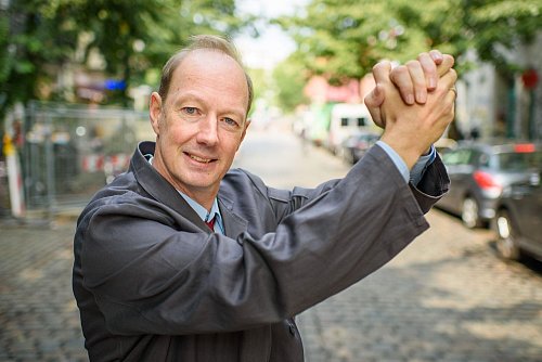 Der Satiriker und Europaabgeordnete Martin Sonneborn (Die Partei) möchte Oberbürgermeister in Mönchengladbach werden - neben zahlreichen Mitbewerbern. (Archivbild) - © Gregor Fischer/dpa