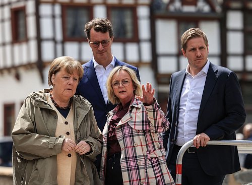 Im Kreis Euskirchen haben sich zwei Bewerber für den Chefsessel als Manager in der Hochwasser-Katastrophe profiliert, Bad Münstereifels Bürgermeisterin Sabine Preiser-Marian (CDU) und Markus Ramers (SPD), Landrat des Kreises Euskirchen. (Archivbild) - © Oliver Berg/dpa