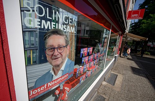 Der SPD-Politiker Josef Neumann rechnet sich Chancen auf den OB-Posten in Solingen aus - CDU-Amtsinhaber Tim-Oliver Kurzbach, der seiner Stadt durch den Schrecken des mutmaßlich islamistisch motivierten Messer-Attentats helfen musste, tritt nicht mehr an. (Archivbild) - © Henning Kaiser/dpa