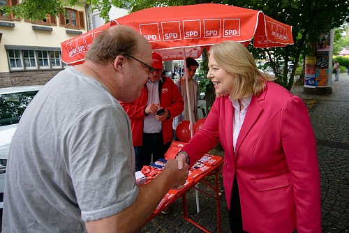 SPD-Parteichefin Bärbel Bas unterstützt ihre Partei in unsicheren Zeiten beim Kommunalwahlkampf in ihrer Heimatstadt Duisburg. (Archivbild) - © Henning Kaiser/dpa