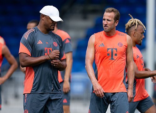 Trainer Vincent Kompany (l) im Gespräch mit Torjäger Harry Kane. - © Sven Hoppe/dpa