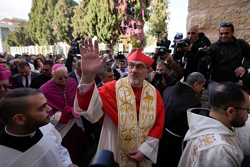 Der höchste Vertreter der katholischen Kirche im Heiligen Land, Pizzaballa, zeigt Solidarität mit den Palästinensern in Gaza. - © Matias Delacroix/AP/dpa