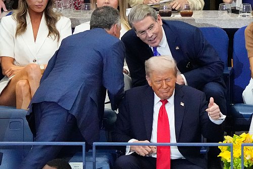 US-Präsident Donald Trump verfolgte das Finale auf der Tribüne. - © Yuki Iwamura/AP/dpa