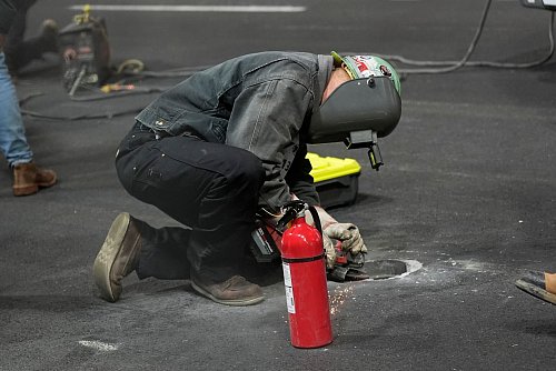 Dieser gelockerte Gullydeckel sorgte im Vergangenheit für eine peinliche Verzögerung des Formel-1-Trainings. - © Nick Didlick/FR AP/dpa