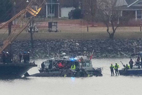 In Washington laufen die Bergungsarbeiten nach dem Flugzeugabsturz. - © Alex Brandon/AP/dpa