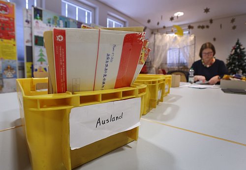 Auch aus dem Ausland kommen jedes Jahr Tausende Briefe in die Weihnachtspostämter. (Archivbild) - © Karl-Josef Hildenbrand/dpa