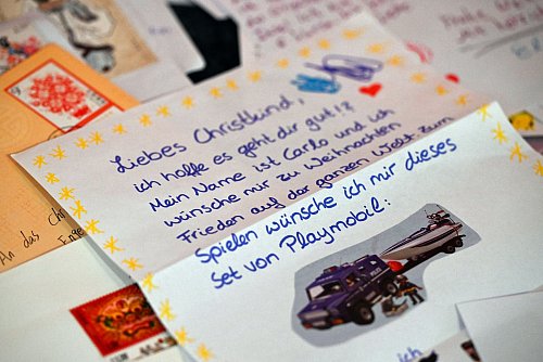 In katholisch geprägten Gegenden richten Kinder ihre Briefe eher ans Christkind. (Archivbild) - © Federico Gambarini/dpa