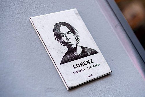 Die Umstände des gewaltsamen Todes von Lorenz sollen in einem Gerichtsverfahren geklärt werden. Angeklagt ist ein Polizist. - © Hauke-Christian Dittrich/dpa