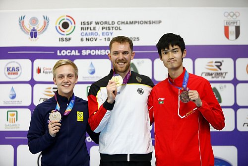 Maximilian Dallinger (M) holt überraschend WM-Gold mit dem Luftgewehr. - © Ahmed Gomaa/XinHua/dpa