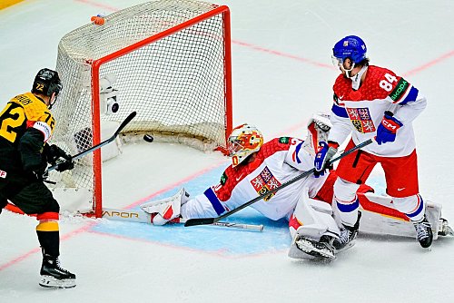 Dominik Kahun verpasste im ersten Drittel den Ausgleich gegen Weltmeister Tschechien. - © imánek Vít/CTK/dpa