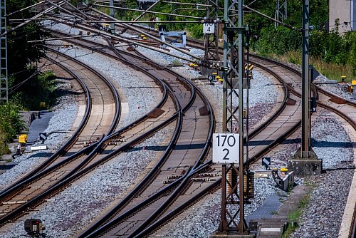 Der Streckenabschnitt zwischen Hamburg und Berlin soll bis April 2026 gesperrt werden. (Archivbild) - © Jens Büttner/dpa
