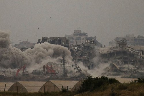 Trump nennt den weitgehend zerstörten Gazastreifen ein «wichtiges Stück Grundbesitz». (Archivbild) - © Leo Correa/AP/dpa