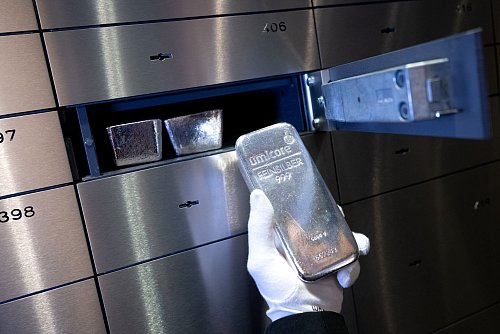 Auch Silber wird immer teurer. - © Sven Hoppe/dpa