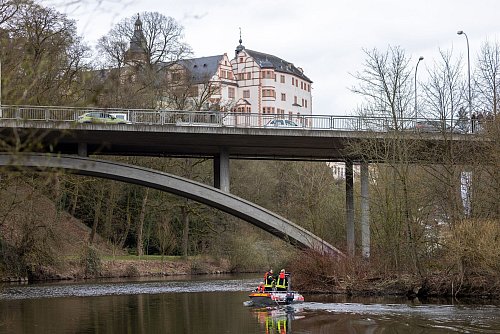 Auch die Wasserschutzpolizei ist auf der Suche. - © Christian Lademann/dpa