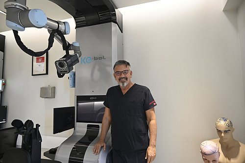 Der Arzt Koray Erdogan betreibt eine Haartransplantationsklinik in Istanbul. - © Anne Pollmann/dpa