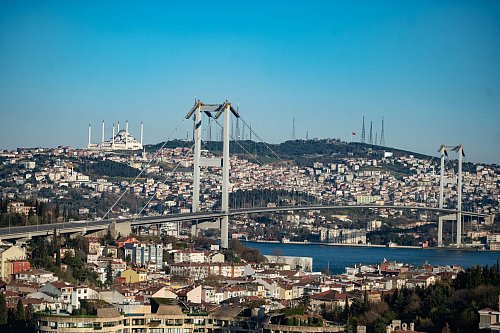 Schätzungsweise 5.000 Kliniken für Haartransplantationen gibt es in Istanbul. (Archivbild) - © Yasin Akgul/dpa