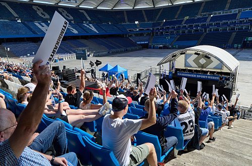 Fans bei der Mitgliederversammlung des HSV. - © Georg Wendt/dpa