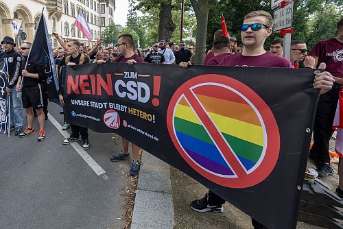 Ein Gegenprotest aus dem rechten Spektrum folgte dem CSD. - © Daniel Wagner/dpa-Zentralbild/dpa