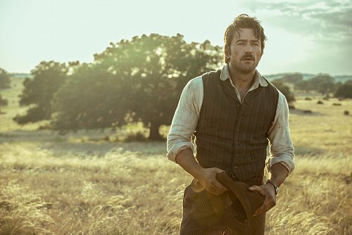 Die Duttons hoffen in «1923» auf die Rückkehr ihres Neffen Spencer (Brandon Sklenar), der sich in Afrika als Löwenjäger durchschlägt. - © ---/Paramount+/dpa