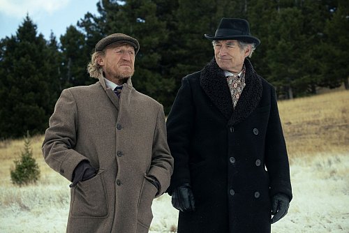 Jerome Flynn (l) als Banner Creighton und Timothy Dalton als Donald Whitfield bedrohen in «1923» die Existenz der Dutton-Familie. - © ---/Paramount+/dpa