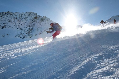 Über das erste Maiwochenende hinaus halten nur noch wenige Gebiete in Europa den Winterbetrieb aufrecht. Der Stubaier Gletscher zählt dazu. - © Florian Sanktjohanser/dpa-tmn