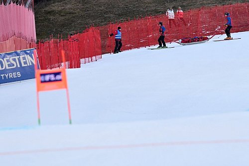 Nina Ortlieb wird nach ihrem Sturz in der Abfahrt mit dem Rettungsschlitten ins Tal gebracht. - © Angelika Warmuth/dpa