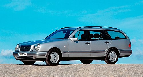 «Vier-Augen»-Prinzip: Die E-Klasse kehrt mit der Baureihe W 210 wieder zu runden Scheinwerfern zurück - erstmals seit dem W 123. - © Mercedes-Benz AG/dpa-tmn