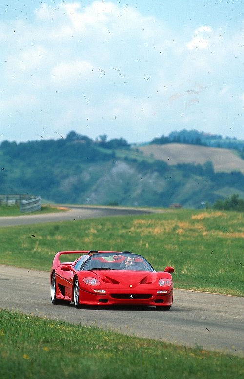 Supersause: Der Ferrari F50 folgte als Supersportwagen auf den legendären F40 - und kostet freilich mehrere Millionen Euro. - © Ferrari S.p.A./dpa-tmn