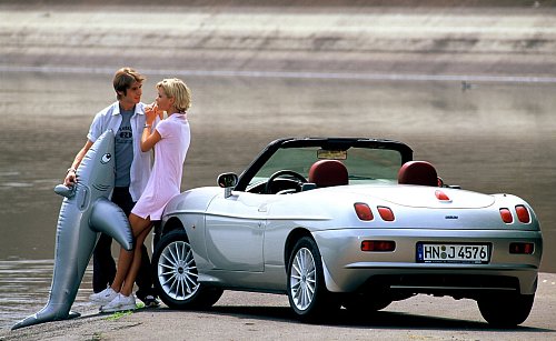 Offener Roadster für relativ wenig Geld: Damals wie heute machen das Autos wie der Fiat Barchetta möglich. - © Fiat/dpa-tmn