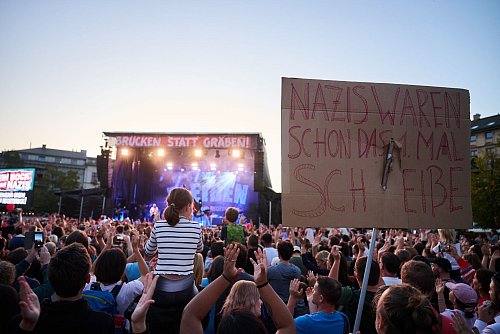 Auch die Sportfreunde Stiller spielen auf der Kundgebung gegen Rechts in Potsdam. - © Annette Riedl/dpa