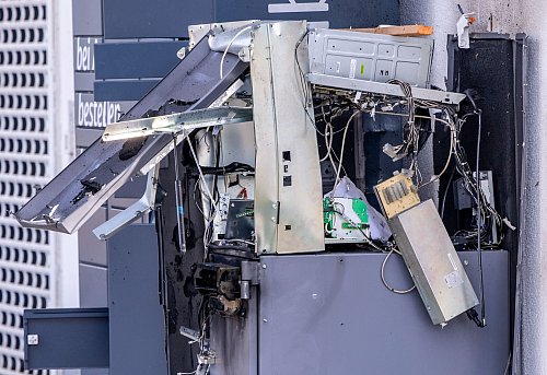 Die Anklagevorwürfe lauten: Herbeiführen von Sprengstoffexplosionen und schwerer Bandendiebstahl. (Archivbild) - © Jens Büttner/dpa