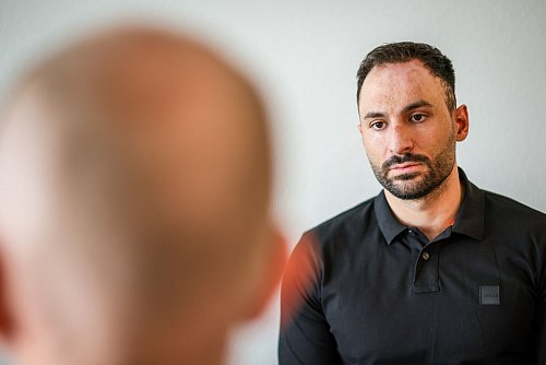 Sein Leben werde nach dem Mordanschlag in einem Ratinger Hochhaus nie wieder so sein wie vorher, schildert Polizist Enver G. - © Christoph Reichwein/dpa