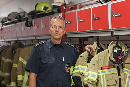 Zweieinhalb Jahre nach dem Mordanschlag auf Einsatzkräfte in einem Ratinger Hochhaus sind nicht alle Betroffenen wieder im Dienst, wie Feuerwehr-Chef Markus Feier sagt. - © Oliver Berg/dpa