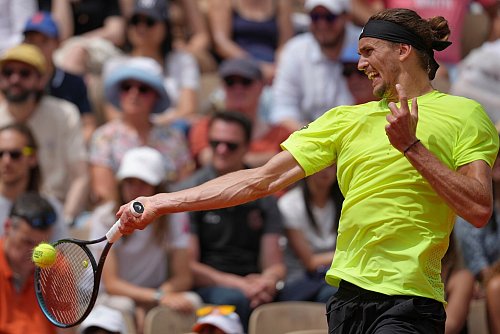 Alexander Zverev musste in Paris nur zu Beginn ein bisschen zittern. - © Thibault Camus/AP/dpa