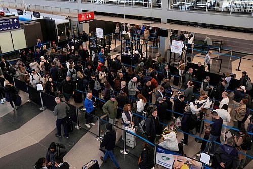 Lange Schlange wegen des Shutdowns am Flughafen Chicago. - © Erin Hooley/AP/dpa