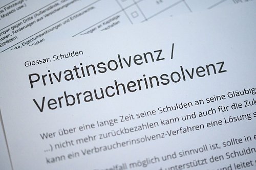 Privatpersonen könnten einen Antrag auf Verbraucherinsolvenz stellen, um ihre Schulden zu ordnen. - © Jonas Walzberg/dpa