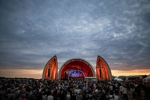 Das Konzert unter freiem Himmel ist für die Besucher kostenlos. - © Fabian Strauch/dpa