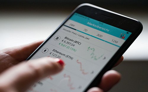 Sie wollen Kryptos kaufen? Um böse Überraschungen zu vermeiden, ist die Auswahl einer seriösen Handelsplattform entscheidend. - © Marijan Murat/dpa/dpa-tmn