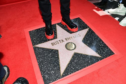 Der Hip-Hop-Star enthüllt auf dem «Walk of Fame» den 2.818. Stern. - © Richard Shotwell/Invision/AP/dpa