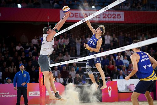 Der Schwede David Ahman (M) schlägt im WM-Halbfinale gegen Nils Ehlers. - © Matt Turner/AAP/dpa